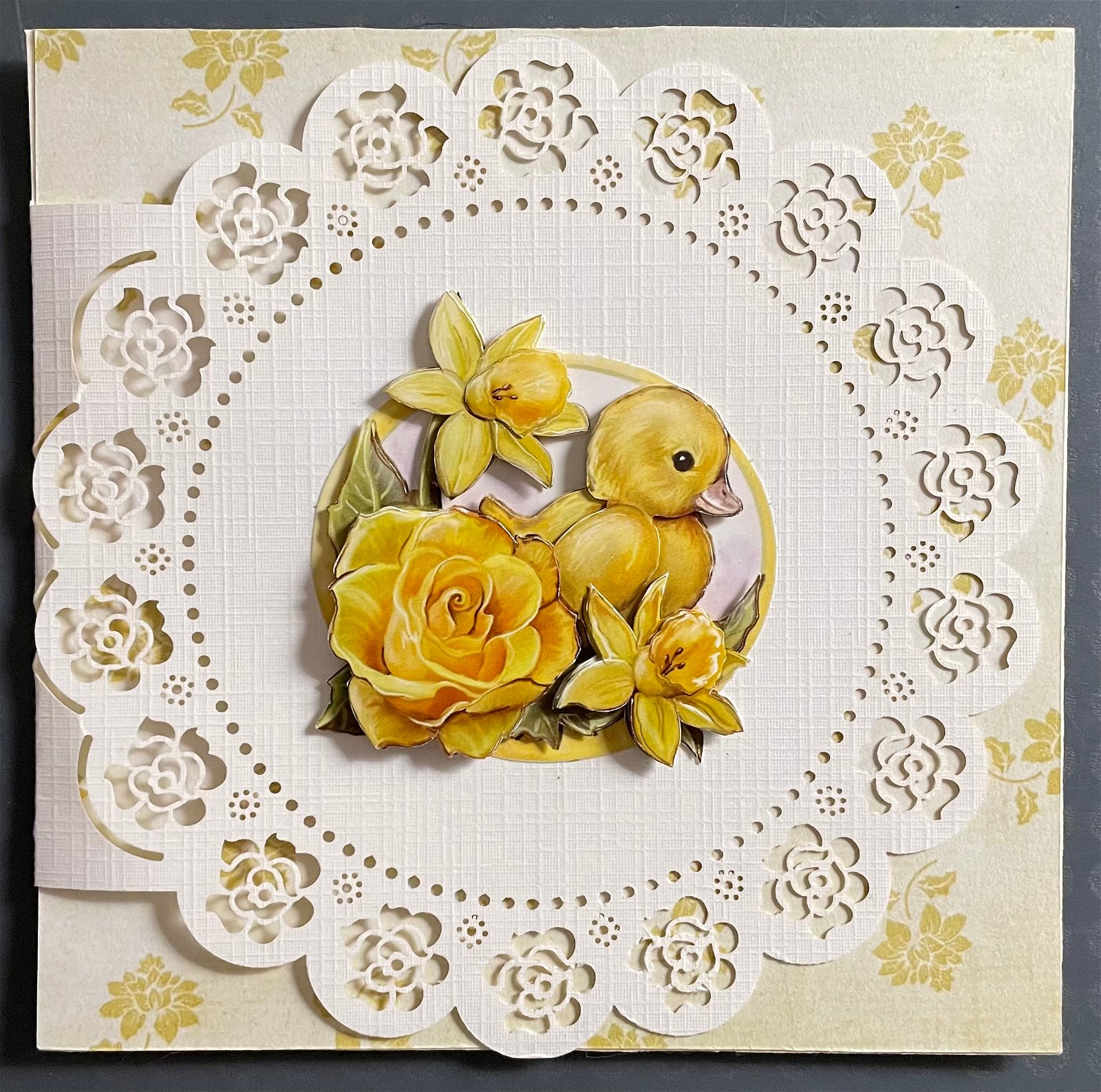Dieren --- Kuiken tussen de gele bloemen - nr. 1