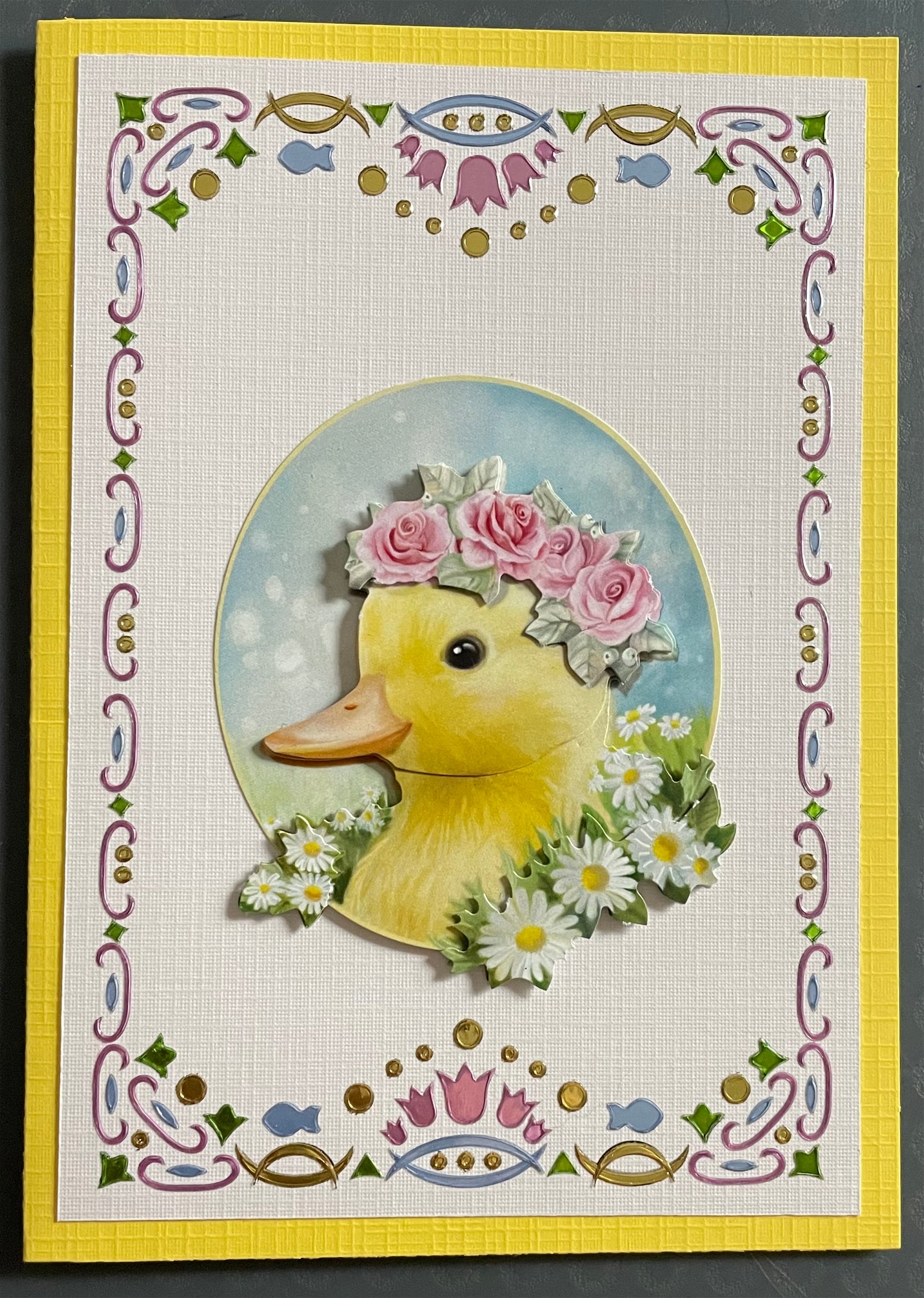 Dieren --- Kuiken met een rozenkrans op het hoofd - nr. 1