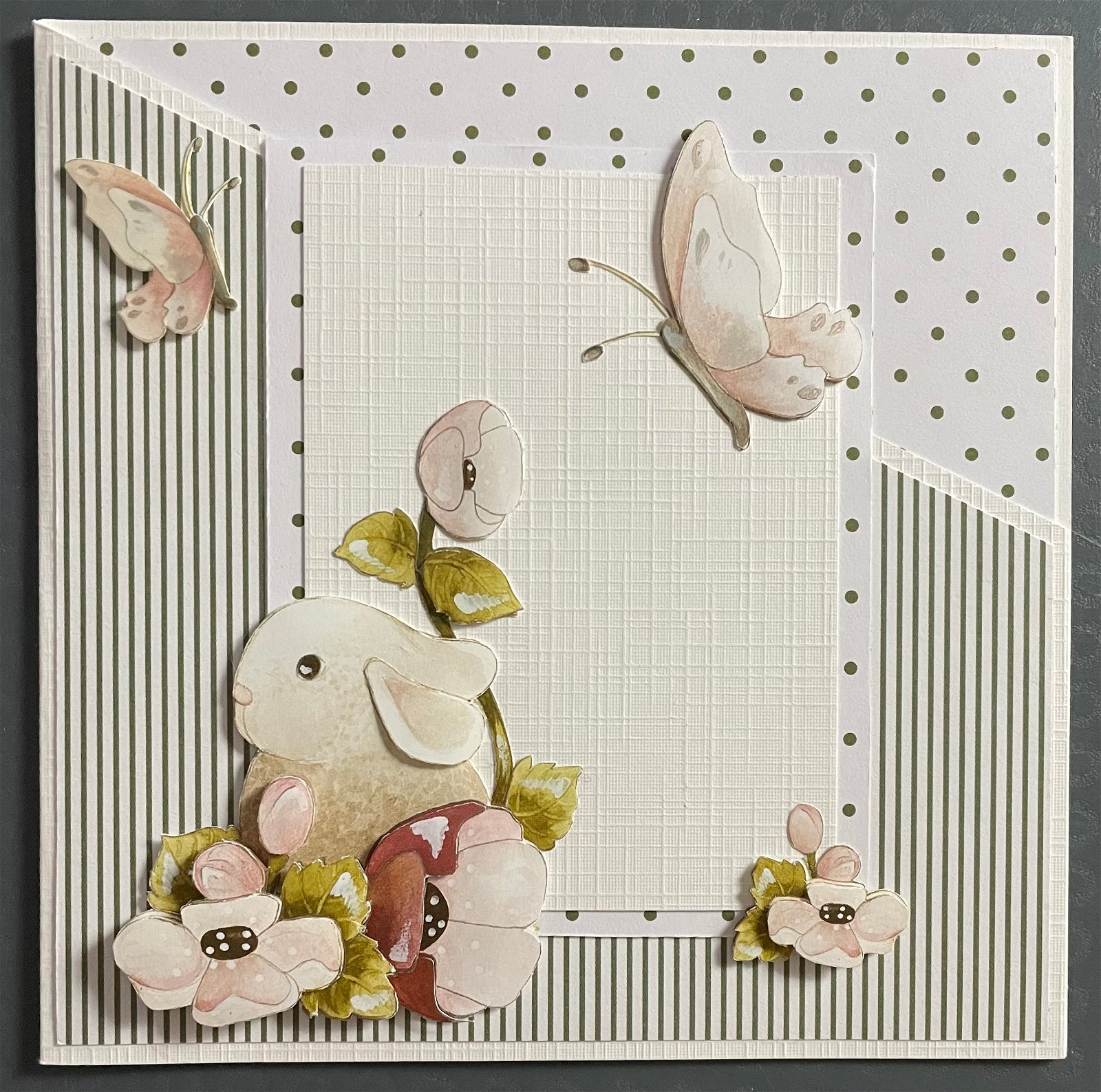 Dieren --- Konijn tussen de bloemen bij de vlinders - nr. 1