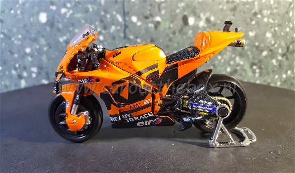 KTM RC16 Tech 3 #9 oranje 1:18 Maisto - 0