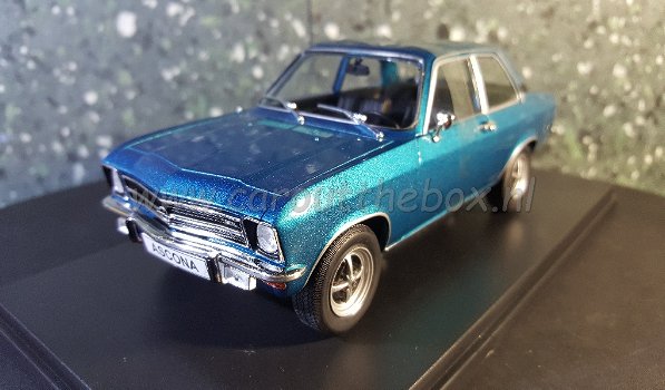 Opel Ascona A 1.9 SR blauw 1:24 Whitebox - 1