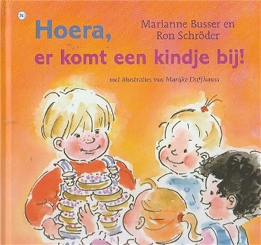 HOERA, ER KOMT EEN KINDJE BIJ - Marianne Busser & Ron Schröder - 0