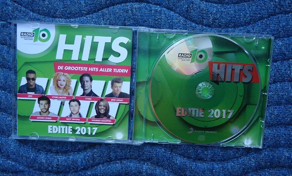 De originele verzamel-CD Radio 10 Hits editie 2017 van Sony. - 2