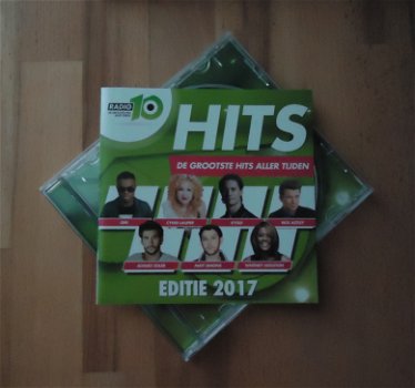 De originele verzamel-CD Radio 10 Hits editie 2017 van Sony. - 3