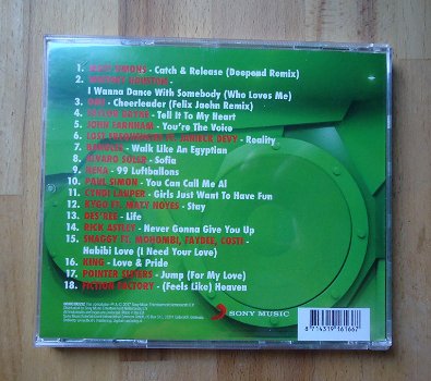 De originele verzamel-CD Radio 10 Hits editie 2017 van Sony. - 4
