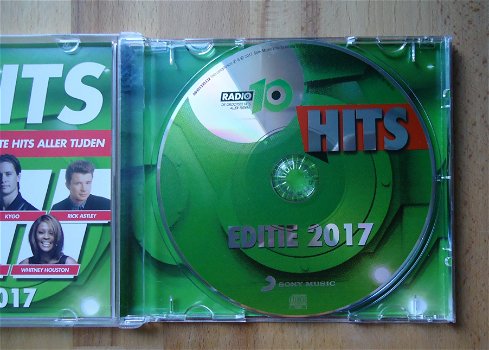 De originele verzamel-CD Radio 10 Hits editie 2017 van Sony. - 5