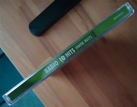 De originele verzamel-CD Radio 10 Hits editie 2017 van Sony. - 6