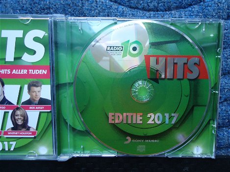 De originele verzamel-CD Radio 10 Hits editie 2017 van Sony. - 7