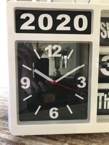 annaloog klok , witte staande klok , met datum - 1
