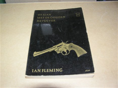 De Man met de Gouden Revolver -James Bond - 0