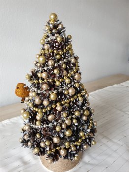 Mooie kerstbomen gemaakt van natuurlijke kegels - 2