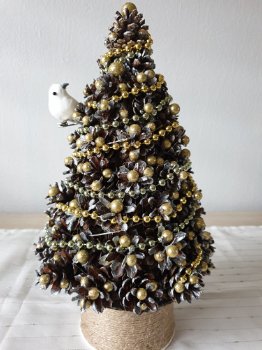 Mooie kerstbomen gemaakt van natuurlijke kegels - 3