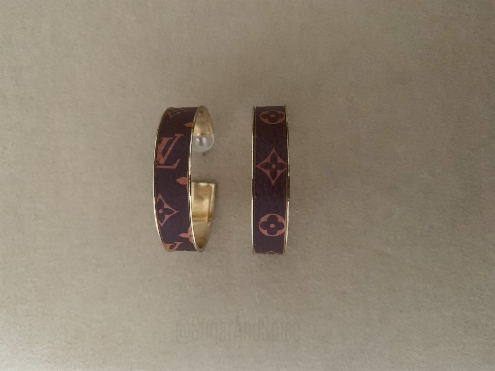 Gouden hoop oorbellen met monogram klaver leer bruin - nr. 1