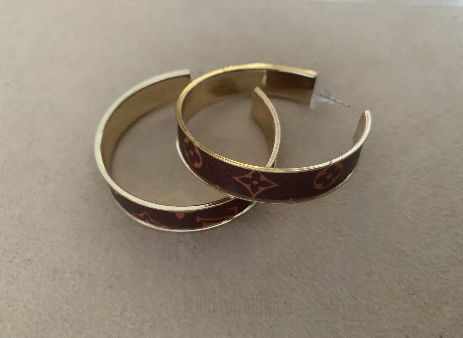 Gouden hoop oorbellen met monogram klaver leer bruin - Afbeelding 2
