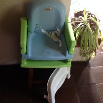 Stoelverhoger - baby - moov - e wat je zowel op de grond kan gebruiken als op een grote stoel - 1