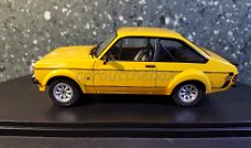 Ford Escort MK II 1600 sport geel 1:24 Whitebox WB76