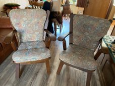 Twee rustieke fauteuils totaal voor 25 euro