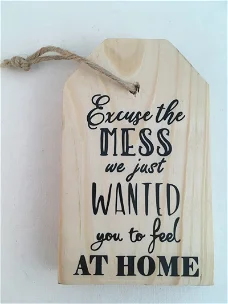 tag tekstbord (hout) met quote; Excuse the mess we just...