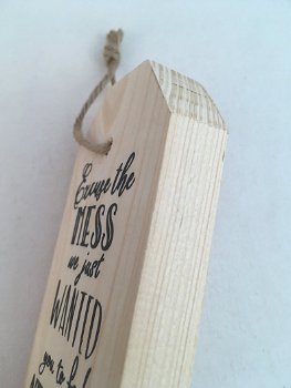 tag tekstbord (hout) met quote; Excuse the mess we just... - 1