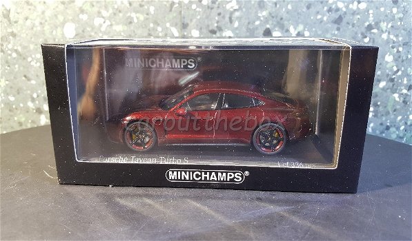 Porsche Taycan Turbo S cherry metallic 1:43 Minichamps - 3