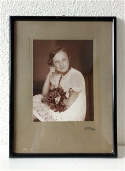 Oude foto van meisje met bloemen - 1