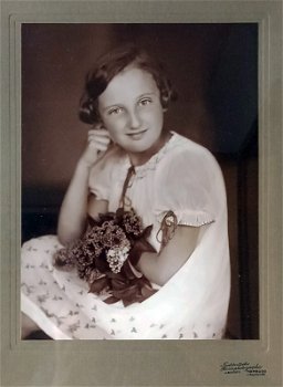 Oude foto van meisje met bloemen - 2