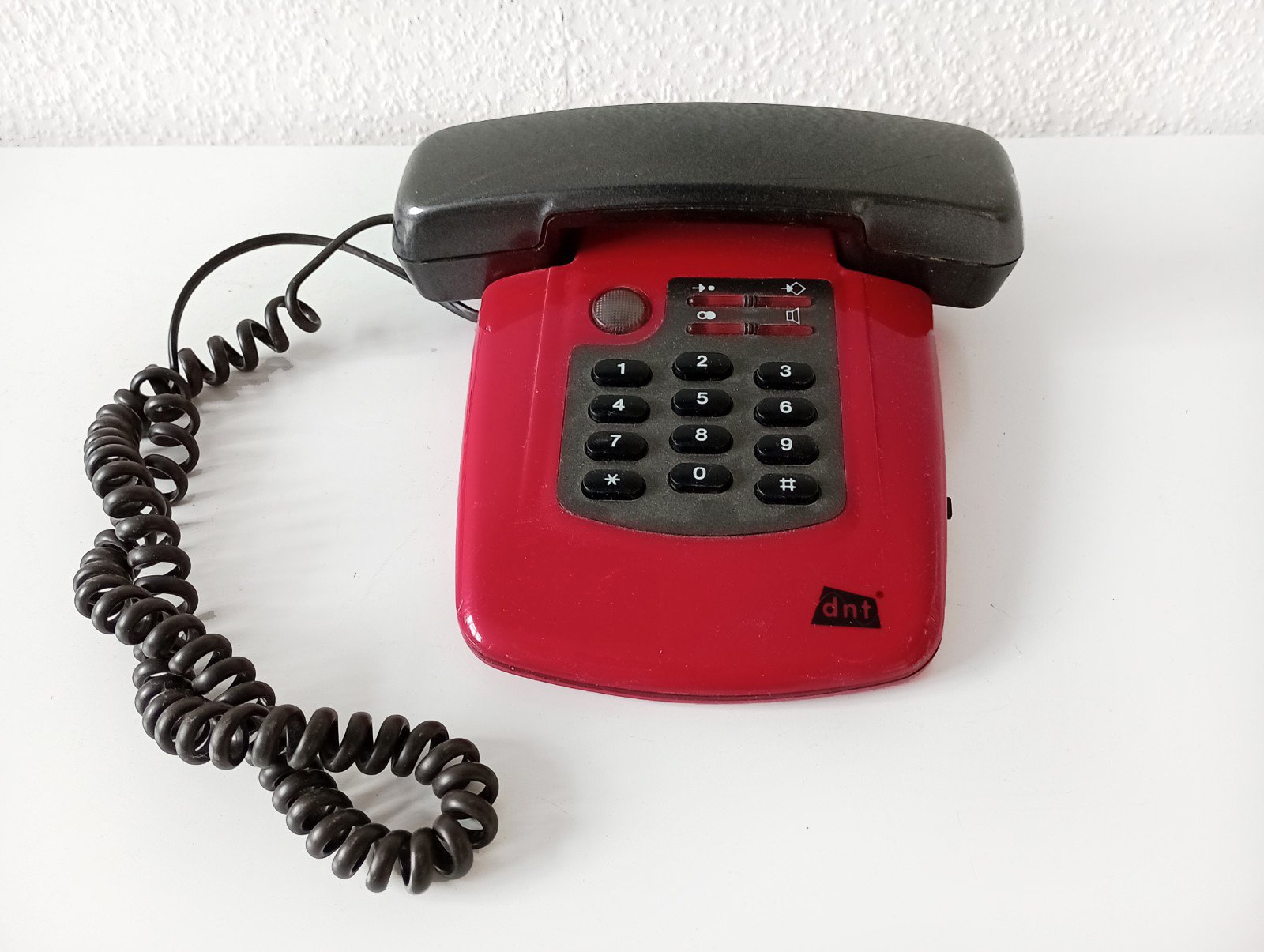 retro rode telefoon met druktoetsen - nr. 1