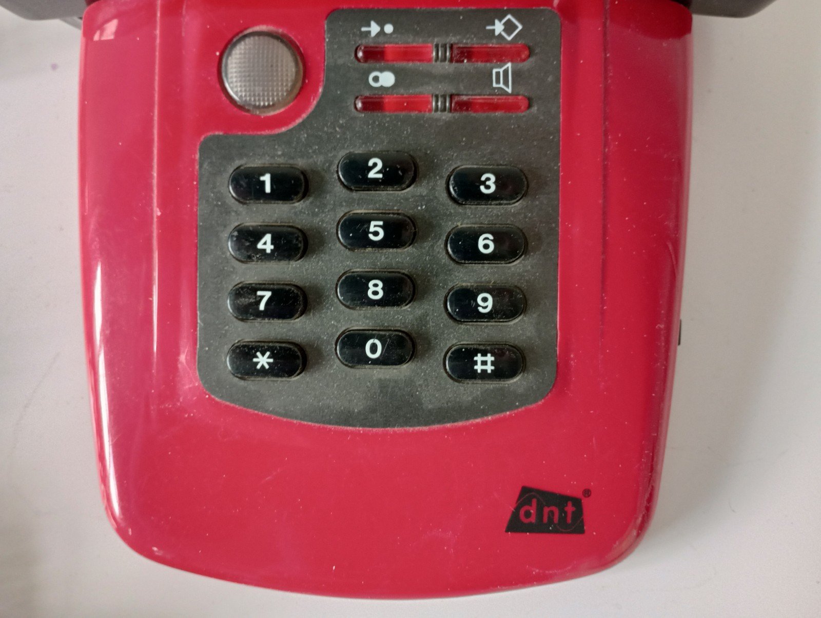 retro rode telefoon met druktoetsen - Afbeelding 3