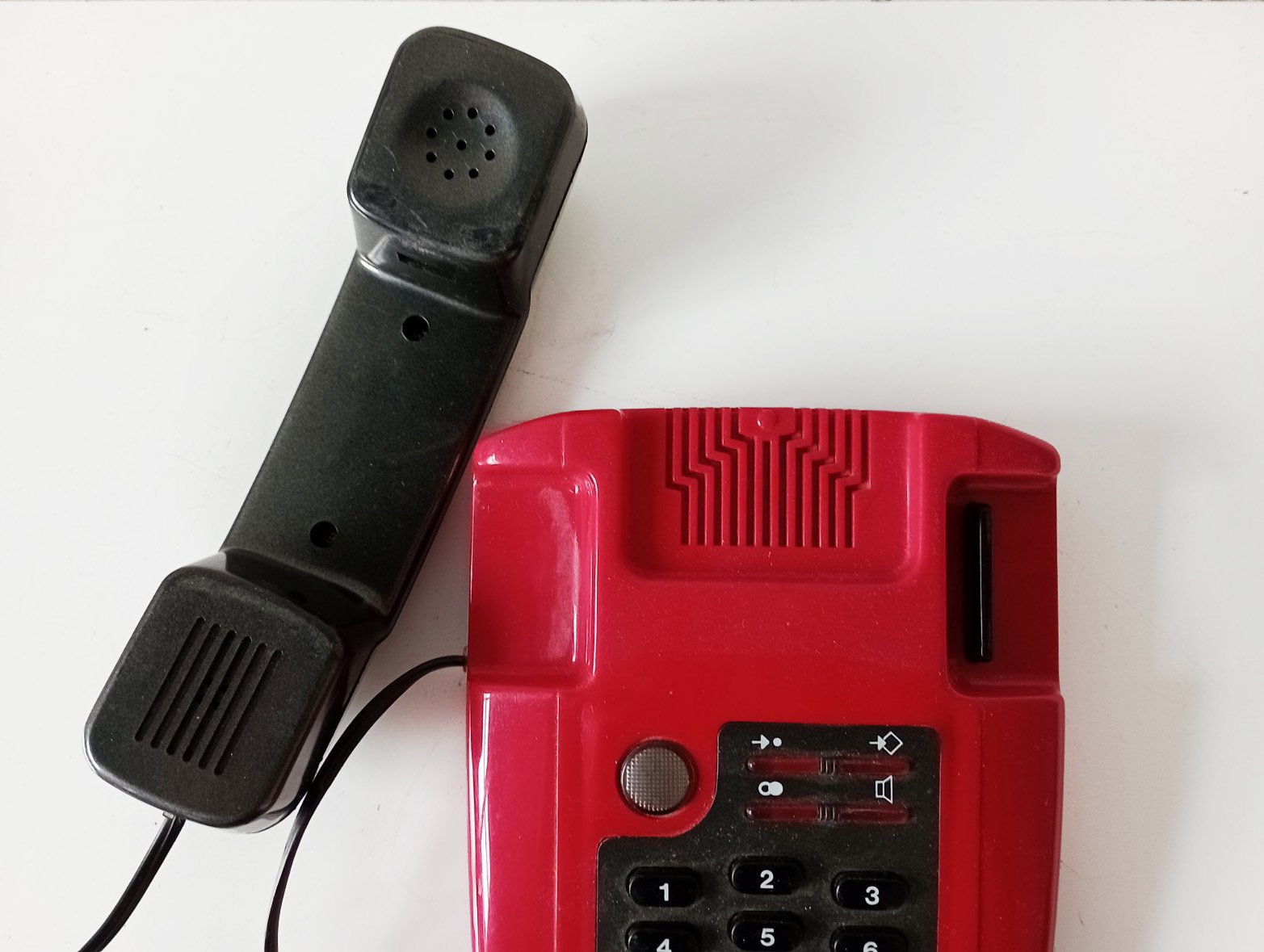 retro rode telefoon met druktoetsen - Afbeelding 4