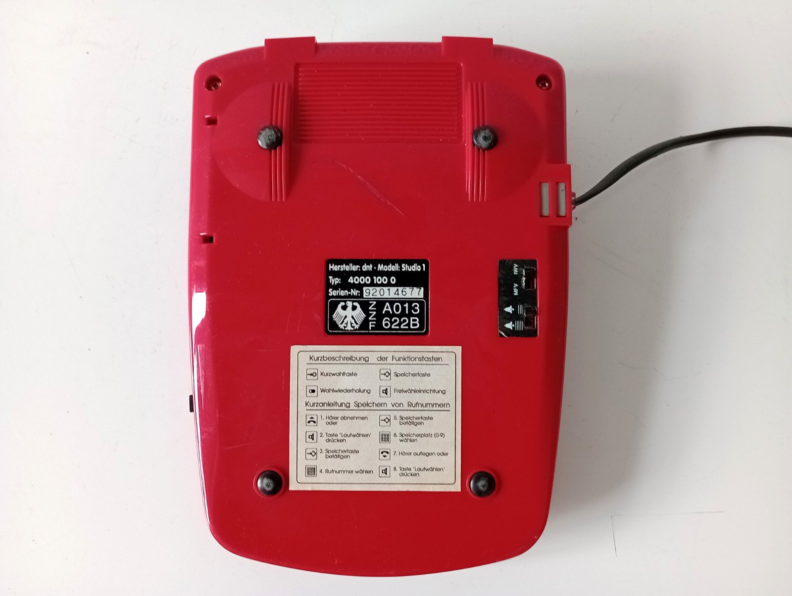 retro rode telefoon met druktoetsen - Afbeelding 5