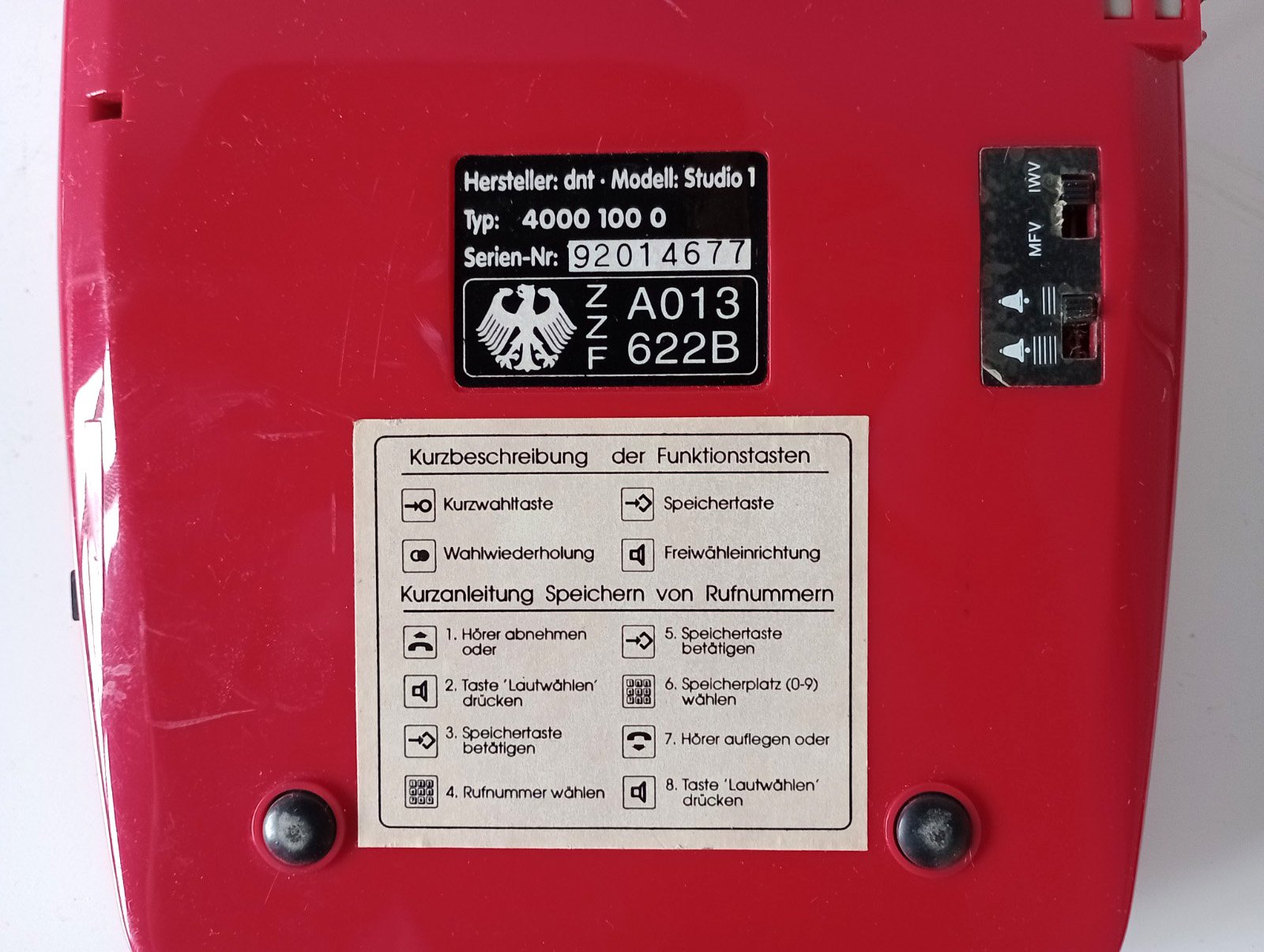 retro rode telefoon met druktoetsen - Afbeelding 6