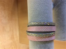 Wikkelarmband slangenprint roze en zilver