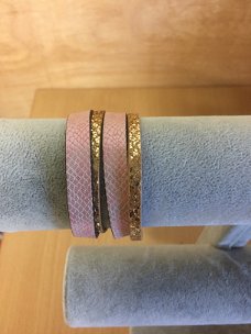 Wikkelarmband slangenprint roze en goud