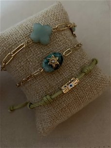 Gouden schakel armband met groen steentje en gouden ster rvs