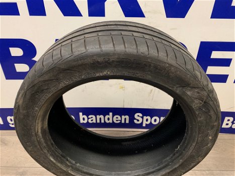 2x Vredestein autobanden op voorraad. Per stuk €50,- - 1