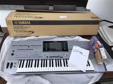 Gloednieuwe Yamaha Tyros 5-toetsenbord - 0