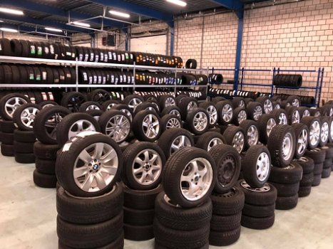 2x Pirelli winter autobanden 195/50/15 p/st35,- - 4