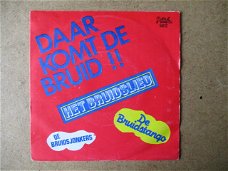 a5005 de bruidsjonkers - daar komt de bruid