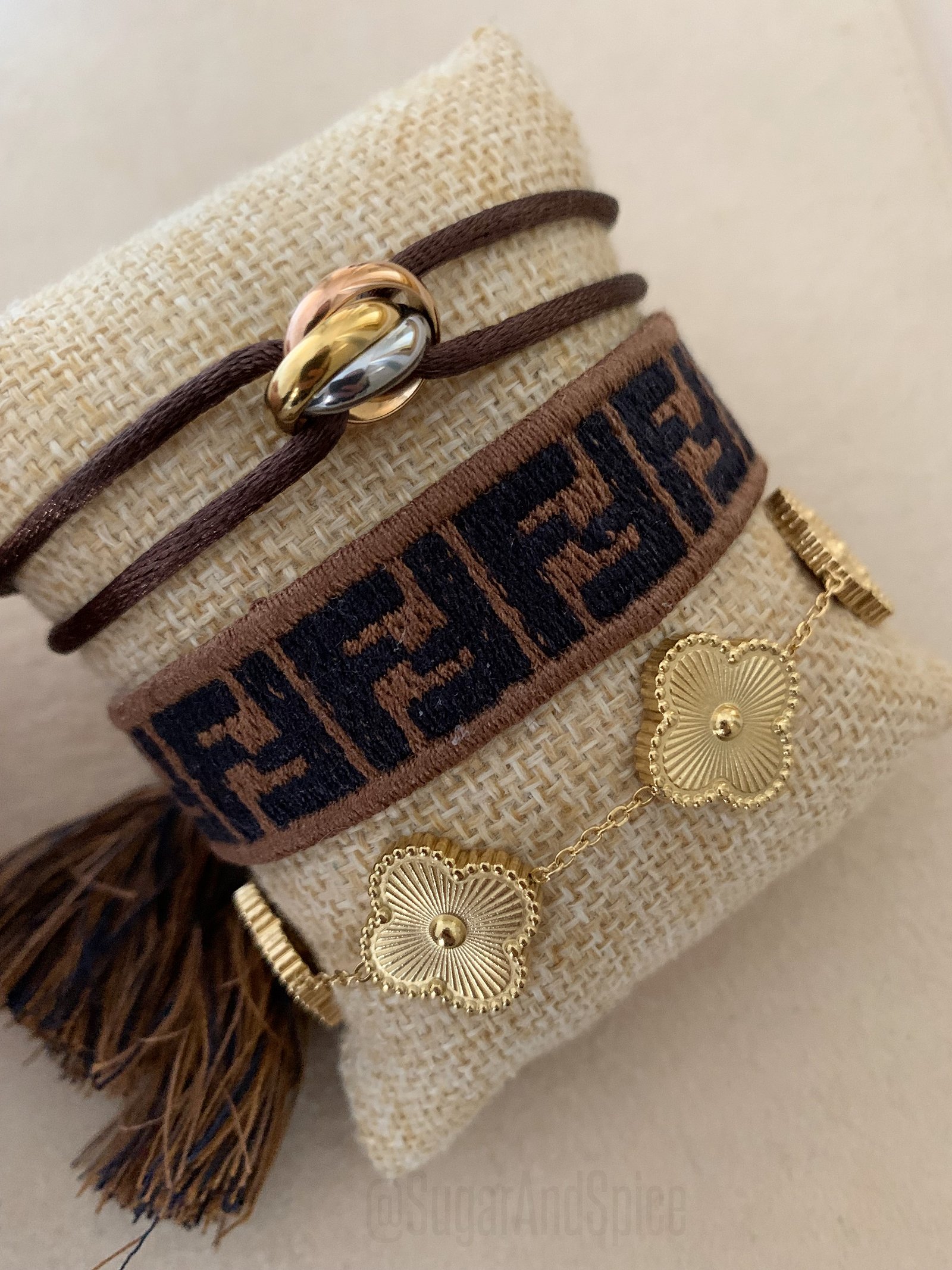 Bruin met zwarte letter friendship armband roma F logo ibiza - nr. 1