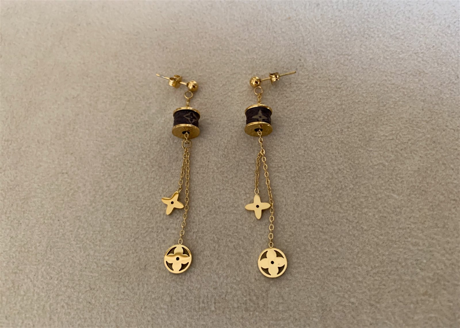 Goud met bruine cilinder monogram klaver oorbellen leer look - nr. 1