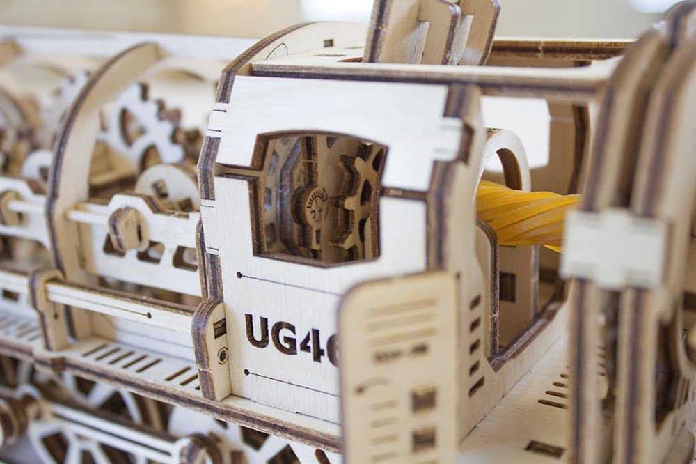 Houten bouwpakket Ugears trein stoom locomotief 31 cm - Afbeelding 4