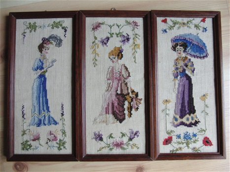 Borduur patronen: Vrouwen in blauwe, roze en paarse jurken - 0