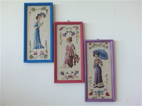 Borduur patronen: Vrouwen in blauwe, roze en paarse jurken - 1