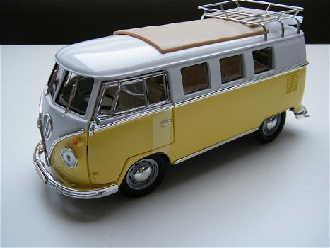 modelauto Volkswagen microbus t1 transsporter + bagage op rek 1:18 - 1