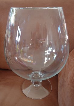Te koop een grote glazen vaas op voet (model: cognac-vorm). - 0