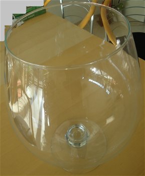 Te koop een grote glazen vaas op voet (model: cognac-vorm). - 1
