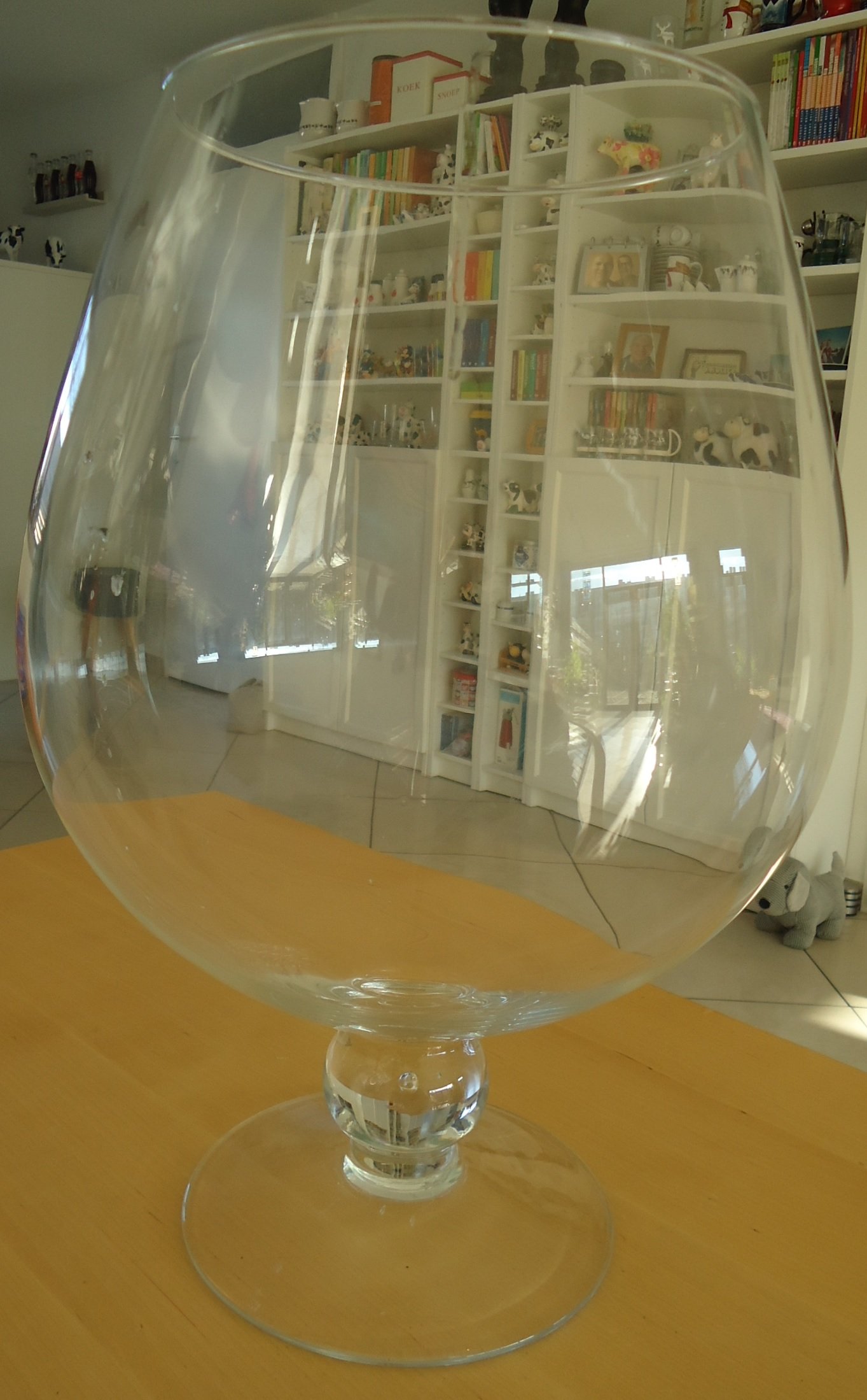 Hobart Discriminatie Standaard Te koop een grote glazen vaas op voet (model: cognac-vorm).