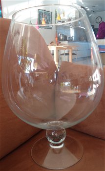 Te koop een grote glazen vaas op voet (model: cognac-vorm). - 6