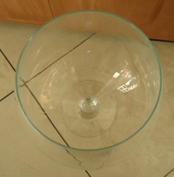 Te koop een grote glazen vaas op voet (model: cognac-vorm). - 7
