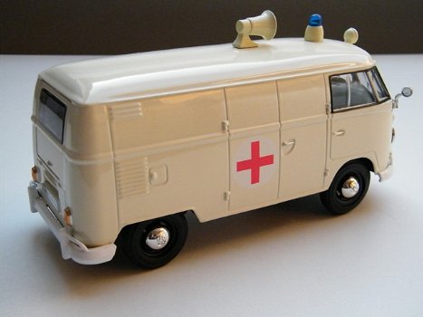 modelauto Volkswagen bus T1 Type 2 Ambulance – Motormax 1:24 - 4